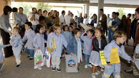 Un grupo de niños acude, en presencia de sus padres, a su primer día de clase.