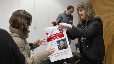 Médicos recogen carteles durante la jornada de huelga del 30 de enero.