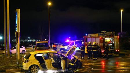 Arde un coche en el que viajaba un matrimonio en Azpilagaña
