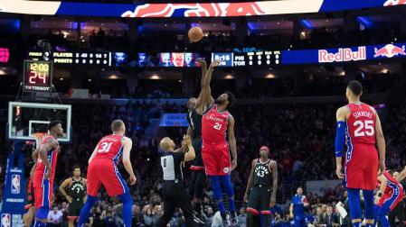 Joel Embiid y Serge Ibaka, en el salto inicial del partido entre los Sixers y Toronto.