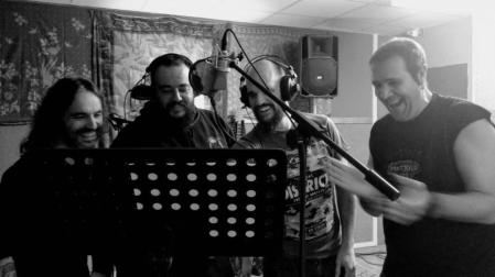 Desde la izquierda, el Piñas, Kutxi Romero, Raúl Vital y Gabri, grabando la canción para la AECC.