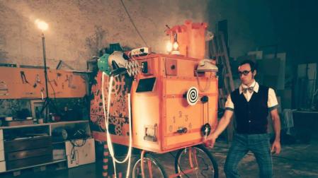 El artista David Almazán y su equipo presentan 'La máquina y yo' el sábado en la casa de cultura de Berriozar.
