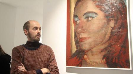 El artista Javier Artica Rubio posa junto a una de sus obras de la exposición Mecanismos de defensa en la galería Tournemire de Madrid.