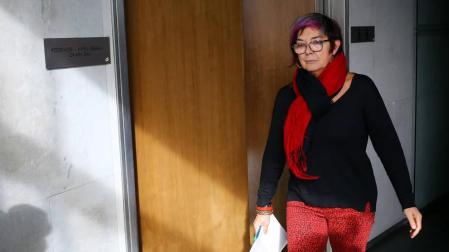 Tere Sáez, saliendo del despacho del grupo parlamentario de Podemos-Orain Bai.