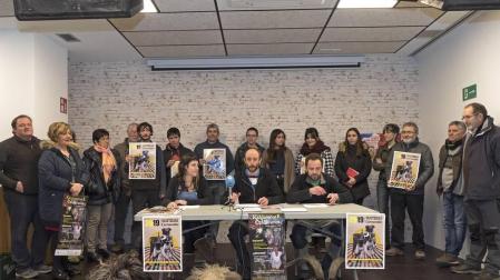 Integrantes de los colectivos que participan en el programa, durante su presentación. En la mesa, Edurne Ruiz Armendáriz, Diego de Antonio Quintana y Juantxo Macua Ruiz.