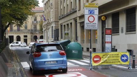 Las señales y carteles de las calles deberán recoger primero el texto en euskera y si la división es en columnas, el euskera irá a la izquierda