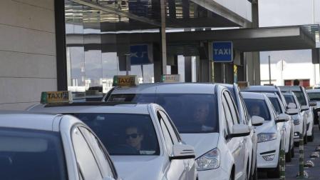 Taxistas y VTC acercan posturas para regular el sector en Navarra