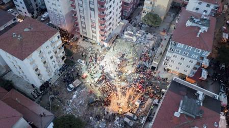 Sigue el rescate en el edificio de ocho plantas derrumbado en Estambul