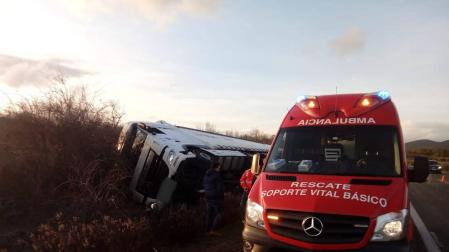 Un herido leve tras salirse un camión de la vía en la AP-15, en Garínoain