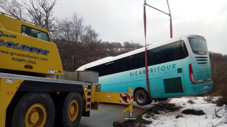 El vehículo procedente de Madrid, con 34 escolares, cuatro profesores y el conductor en su interior, quedó atascado en la subida a San Miguel de Aralar.