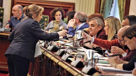 La oposición insiste en el trato de favor a los okupas de Rozalejo