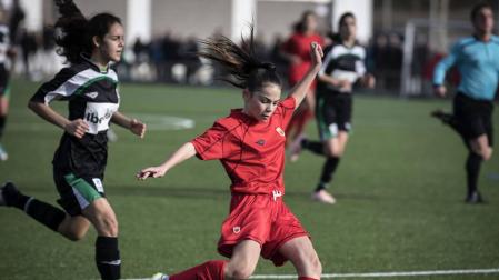 Una jugadora de la selección navarra sub-15 conduce el balón ante una rival.