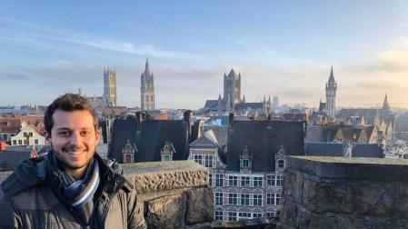 Un huérfano de médico navarro recibe 5.600€ por sus estudios