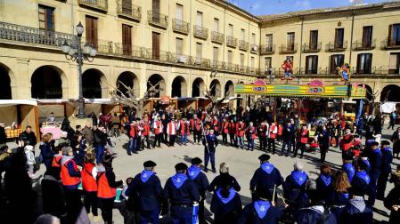 Más de treinta tamborileros, junto a los txistularis, participaron en la tamborrada.