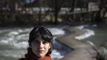 Maddi Barber, en la pasarela del río Arga de Pamplona.