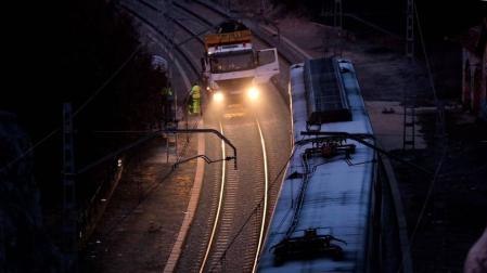 Renfe investiga las causas del "evidente fallo" que causó la colisión de trenes en Barcelona