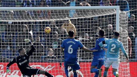 El Getafe sufre para ganar a un Celta con diez