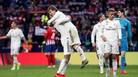 Casemiro celebra la victoria con Modric.