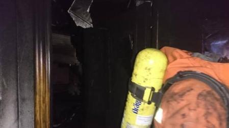 Un bombero, en la vivienda incendiada en Albal (Valencia) en la que ha fallecido una mujer de 79 años.