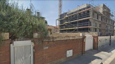 Muere un obrero al caer una grúa de una obra en Sant Just Desvern (Barcelona)