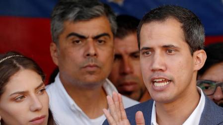 Juan Guaidó atiende a los medios en Caracas.