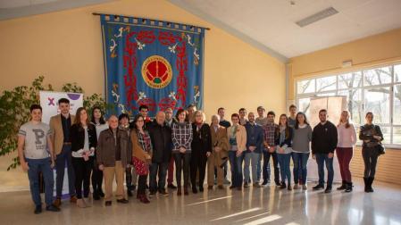 Foto de grupo de los jóvenes participantes en el programa, junto a los representantes institucionales.