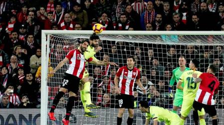 Raúl García pelea con Piqué por rematar un balón, en el Athletic de Bilbao-F.C. Barcelona