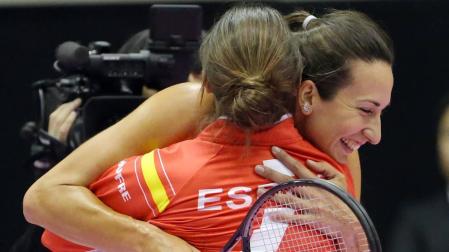 Georgina Garcia-Perez celebra la victoria de España tras ganar su partido.