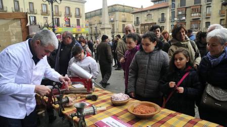 Tafalla celebró este domingo el último día de sus ferias con multitud de vecinos y visitantes que se acercaron a la plaza del Ayuntamiento donde se congregaron un total de treinta puestos artesanales y a la tradicional Rifa del Cuto.