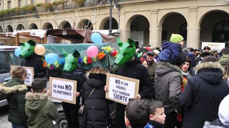 Tafalla celebró este domingo el último día de sus ferias con multitud de vecinos y visitantes que se acercaron a la plaza del Ayuntamiento donde se congregaron un total de treinta puestos artesanales y a la tradicional Rifa del Cuto.