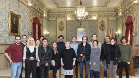 Algunos de los beneficiarios, junto a las autoridades presentes, durante el acto celebrado este lunes en Tudela.