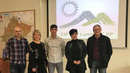 Javier Cuesta, profesor del CIP FP Lumbier; Rocio Monclús, alcaldesa de Lumbier; Carlos Chavarren, jefe de estudios del CIP FP Lumbier; María Solana, consejera de Educación, y Mauro Gogorcena, vocal de la Mancomunidad de la Comarca de Sangüesa.