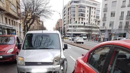 Choca contra dos vehículos, intenta escapar y casi sextuplica la tasa de alcohol