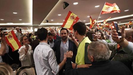 Abascal insta a llenar las calles de Madrid para echar al "okupa" de Moncloa
