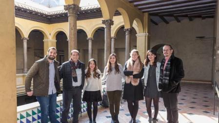 De izquierda a derecha: Marco Tadeo Bermúdez, José Ramón Mora Martínez, Abigail Montserrat Molina, Rocío Daniela Treviño, María Bonilla Hernández, Jocelyn Carrete Corral y Luis J. Fernández Rodríguez, este martes en la sede del centro asociado de la UNED de Tudela.