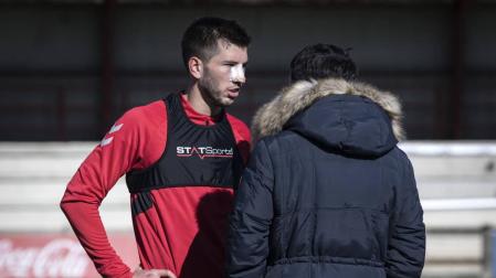 David García entrena con el grupo con una protección facial