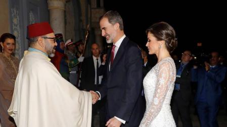 Los reyes Felipe y Letizia saludan al rey Mohamed VI, a su llegada a la cena de gala ofrecida por Mohamed VI a los monarcas españoles este miércoles en el Palacio Real de Rabat.
