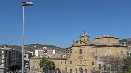 El convento de Recoletas de Estella. Las viviendas colaborativas ocuparán las dos plantas del ala que se extiende hacia la avenida Yerri, a la izquierda de la imagen. El resto, la parte más noble y principal de la edificación en la que se encuentra la entrada al convento, quedaría como está.