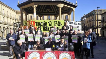 Integrantes de Zona Media por el Tren y colectivos que les apoyan en la rueda de prensa en Tafalla.