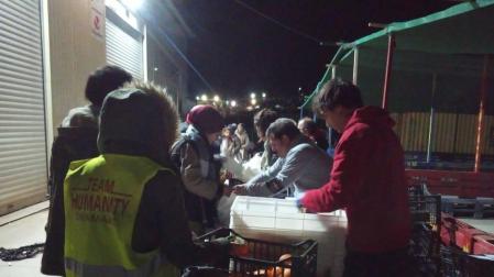 Los voluntarios reparten las raciones entre las personas refugiadas, en una imagen del lunes.