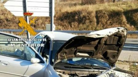 Un coche sufre una salida de vía en la PA-31, en el poligono Talluntxe