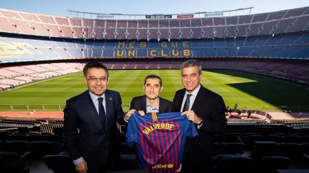 Bartomeu, Valverde y Mestre posan en el Camp Nou tras la renovación del entrenador.