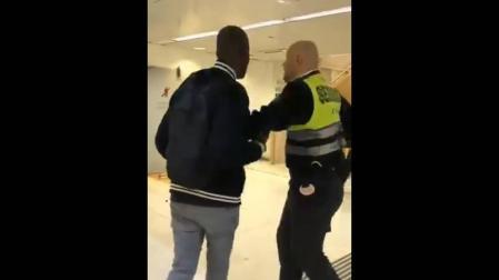 Captura del vídeo en el que el vigilante empuja a un viajero en Sants.