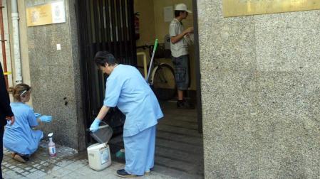 Dos trabajadoras de la limpieza, en la oficina del DNI de Pamplona.