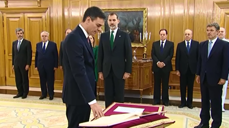 Pedro Sánchez promete su cargo de presidente del Gobierno sin símbolos religiosos