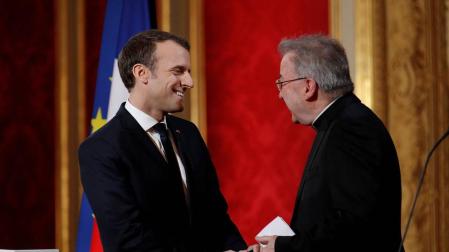 El nuncio del Papa en Francia, Luigi Ventura, junto a Emmanuel Macron.