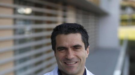El doctor Manuel Murie Fernández, en su día a día en la Clinica San Miguel, donde dirige el departamento de Neurología.