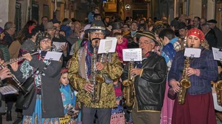 Su alegre pasacalles recorrió el centro de la ciudad entre canciones y bailes de los ex danzaris Francisco Beruete