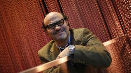 El abogado y cantante de De 2 en blues band, Miguel Ángel González en el Café Niza pamplonés.