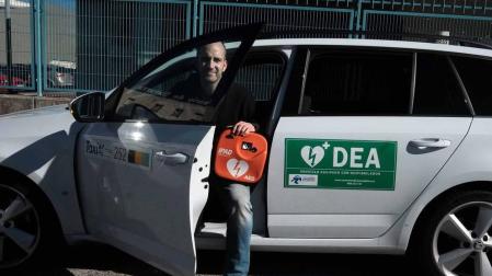 Daniel Ayechu Huarriz, conductor del primer taxi de Navarra equipado con desfibrilador.